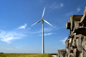 Windkraftanlage und Holzstoss