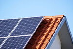 Solarzelle auf einem Dach (Foto: sashpictures - Fotolia)